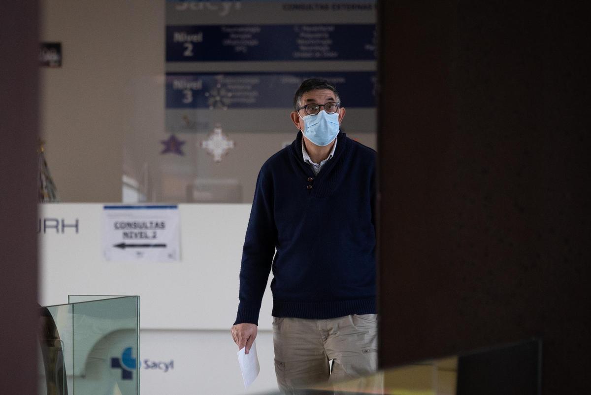 Un paciente con mascarilla