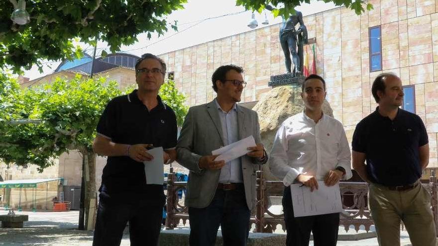 Antonio Plaza, Tomás del Bien, Luciano Huerga y Miguel Piorno, ayer en la plaza de Viriato.