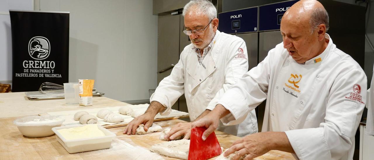 Dos miembros del Gremio de Panaderos y Artesanos de València elaboran productos con la algarroba.