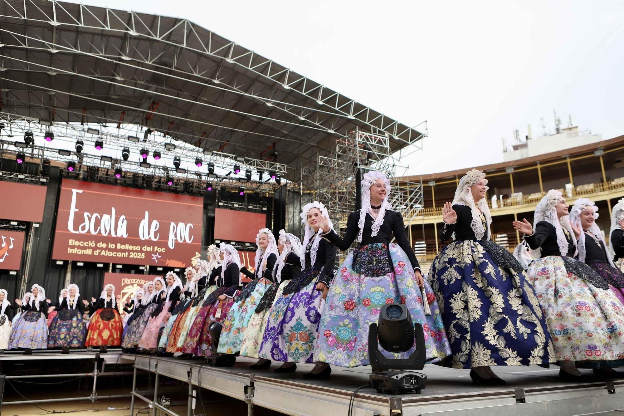 Las candidatas a Bellea del Foc 2025 ensayan con el traje de novia alicantina en la plaza de toros de Alicante