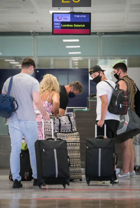 Llegada de pasajeros de TUI a aeropuerto del Sur