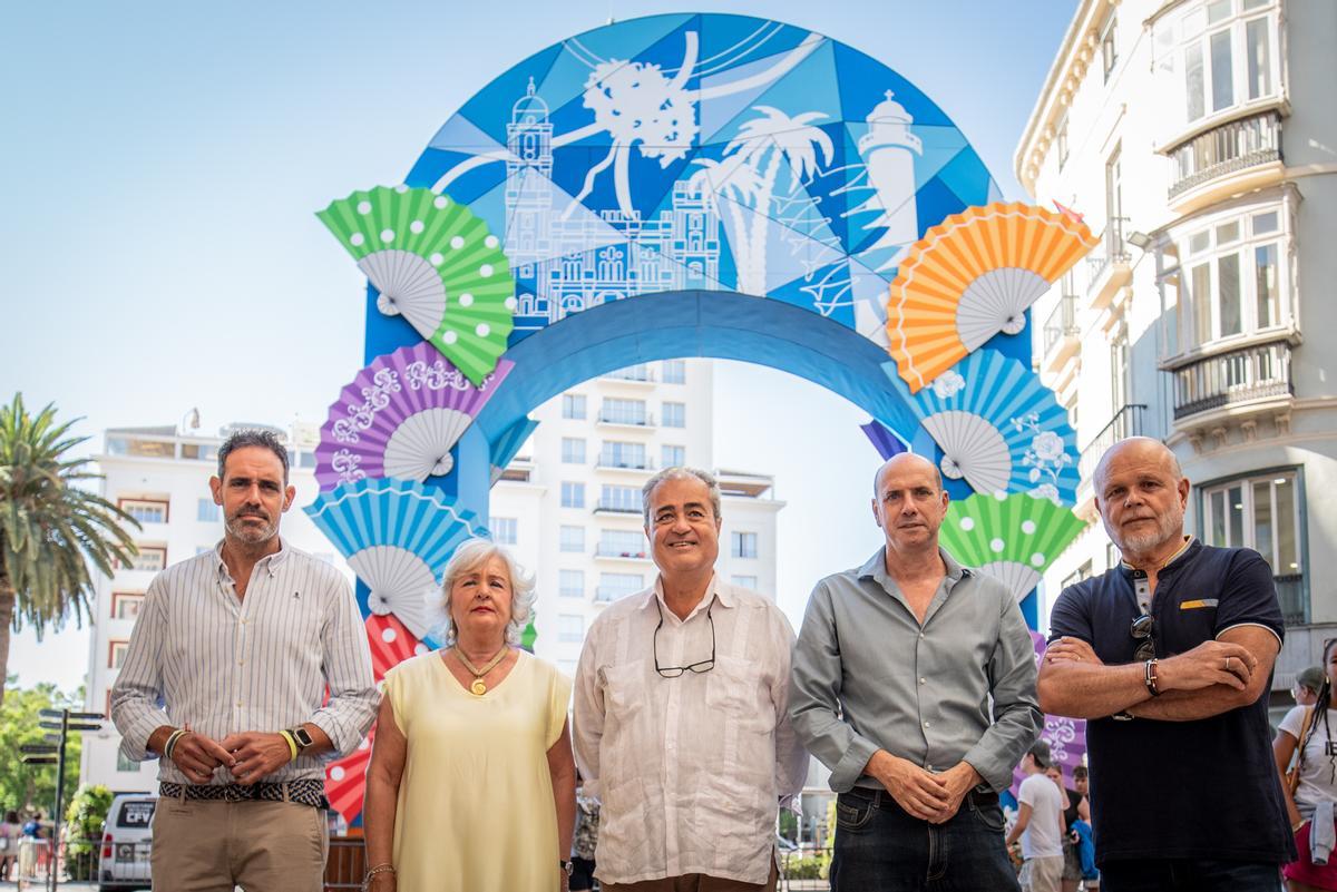 La concejala delegada de Servicios Operativos, Playas y Fiestas, Teresa Porras, acompañada por el presidente de la Asociación de Hosteleros de Málaga (Mahos), Javier Frutos; el responsable de Marketing Clientes de Mahou San Miguel, Miguel de Hoyos; el presidente de la Asociación Centro Histórico, Rodrigo Bocanegra; y el presidente de la Asociación Cultural Zegrí, Salvador Jiménez.
