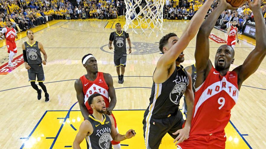 Serge Ibaka encesta en el último partido.