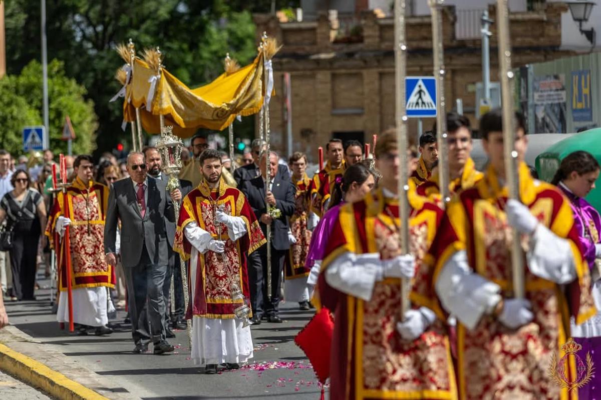 Procesión sacramental de la Hermandad de La O por las calles de Triana.