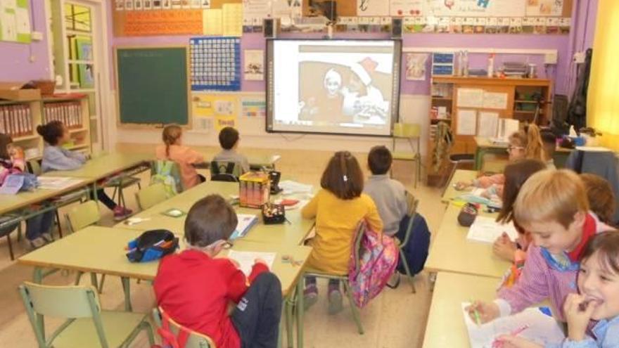 Els alumnes durant una classe connectats per videoconferència amb la Judit