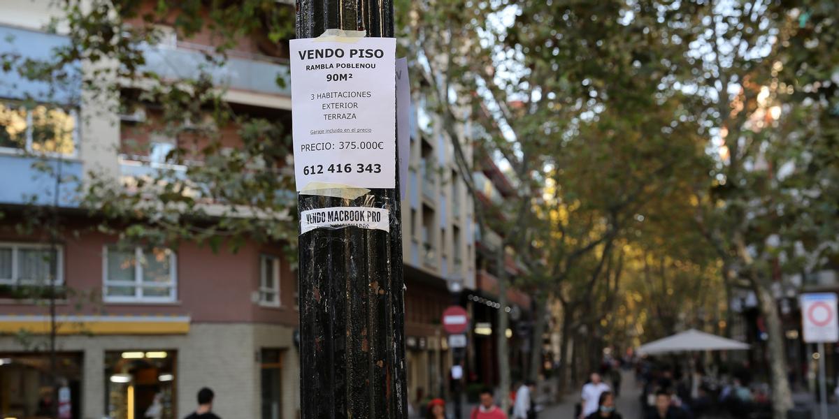 Anuncios colgados en una farola en la rambla del Poble Nou 