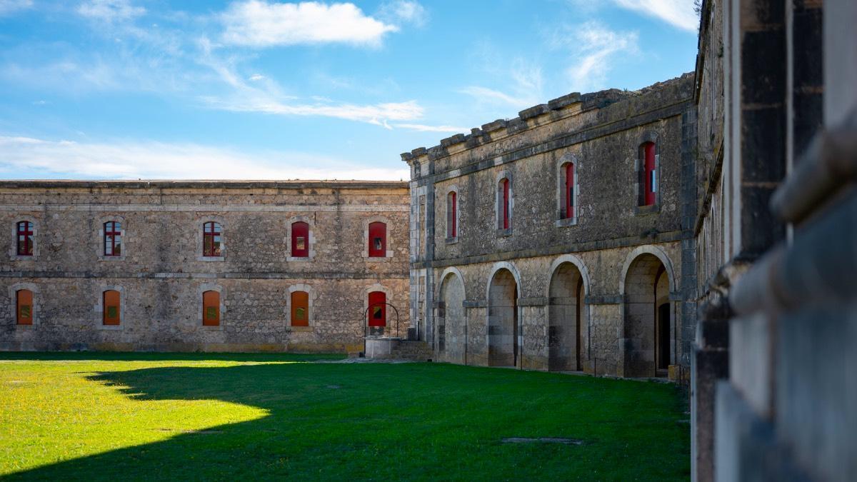 Conoce todas las curiosidades e historia de la muralla moderna más grande de Europa