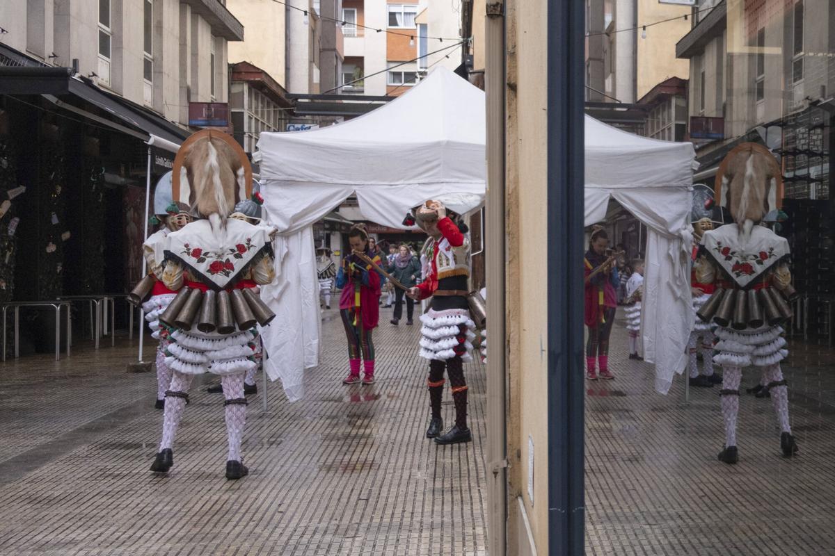 Los cigarróns recorrieron las calles de Verín