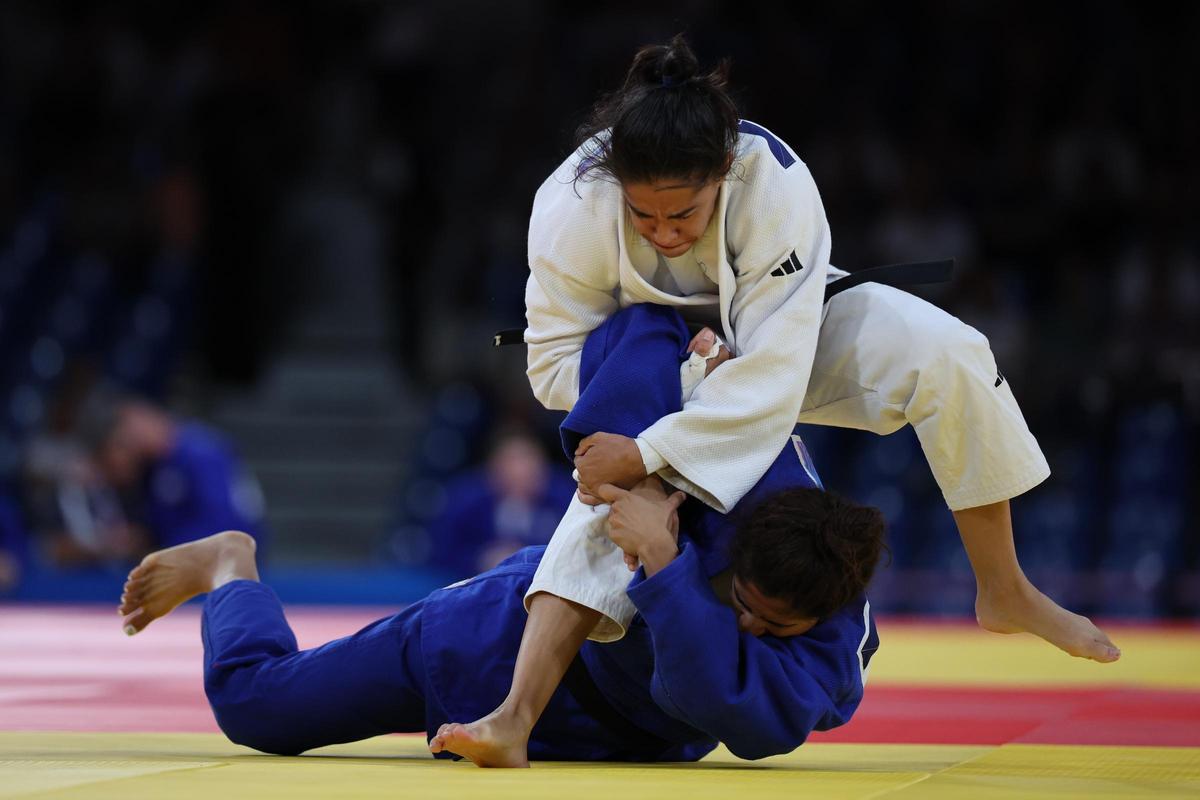 La española Cristina Cabana Pérez (blanco) durante su combate contra Shaheen Nigara, del equipo de los refugiados, durante la ronda eliminatoria de judo por equipos mixtos en los Juegos Olímpicos de París 2024, este sábado.