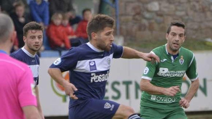 Álex Arias controla el balón durante el duelo ante el Covadonga.