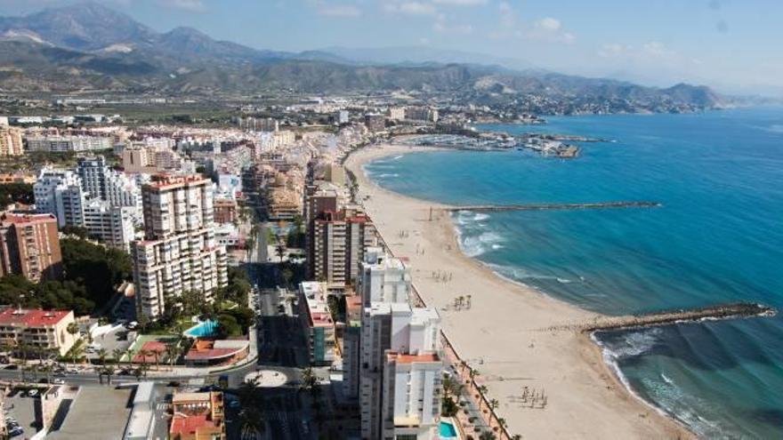 Imagen aérea de la playa del Carrerlamar de El Campello, en una imagen captada el pasado mes.