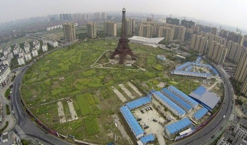 Una vista aérea de una réplica de la Torre Eiffel