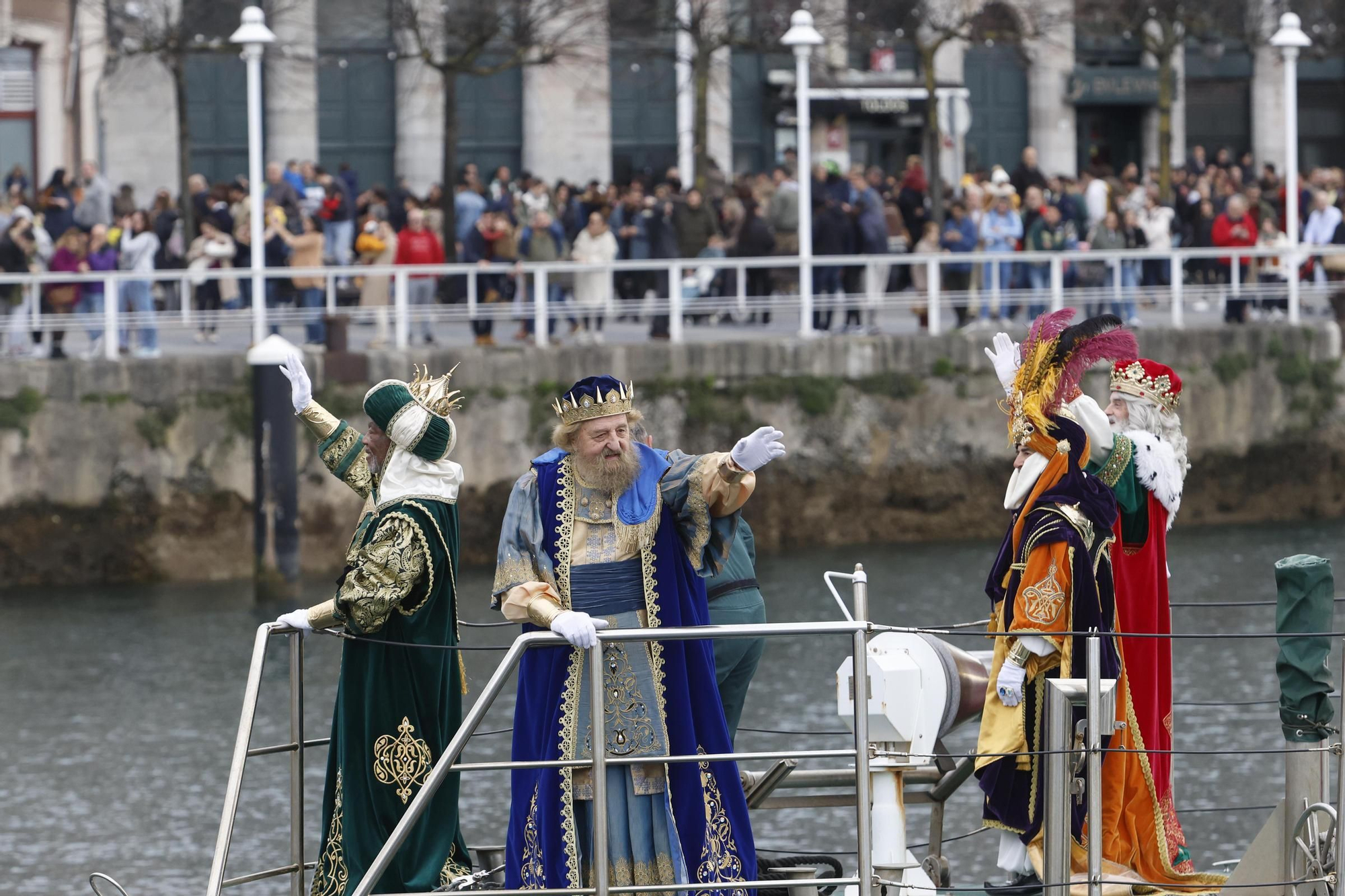 En imágenes: Los Reyes Magos desembarcan en Gijón