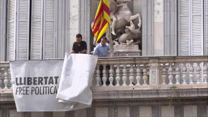 Retiren la pancarta a favor dels presos del Palau de la Generalitat