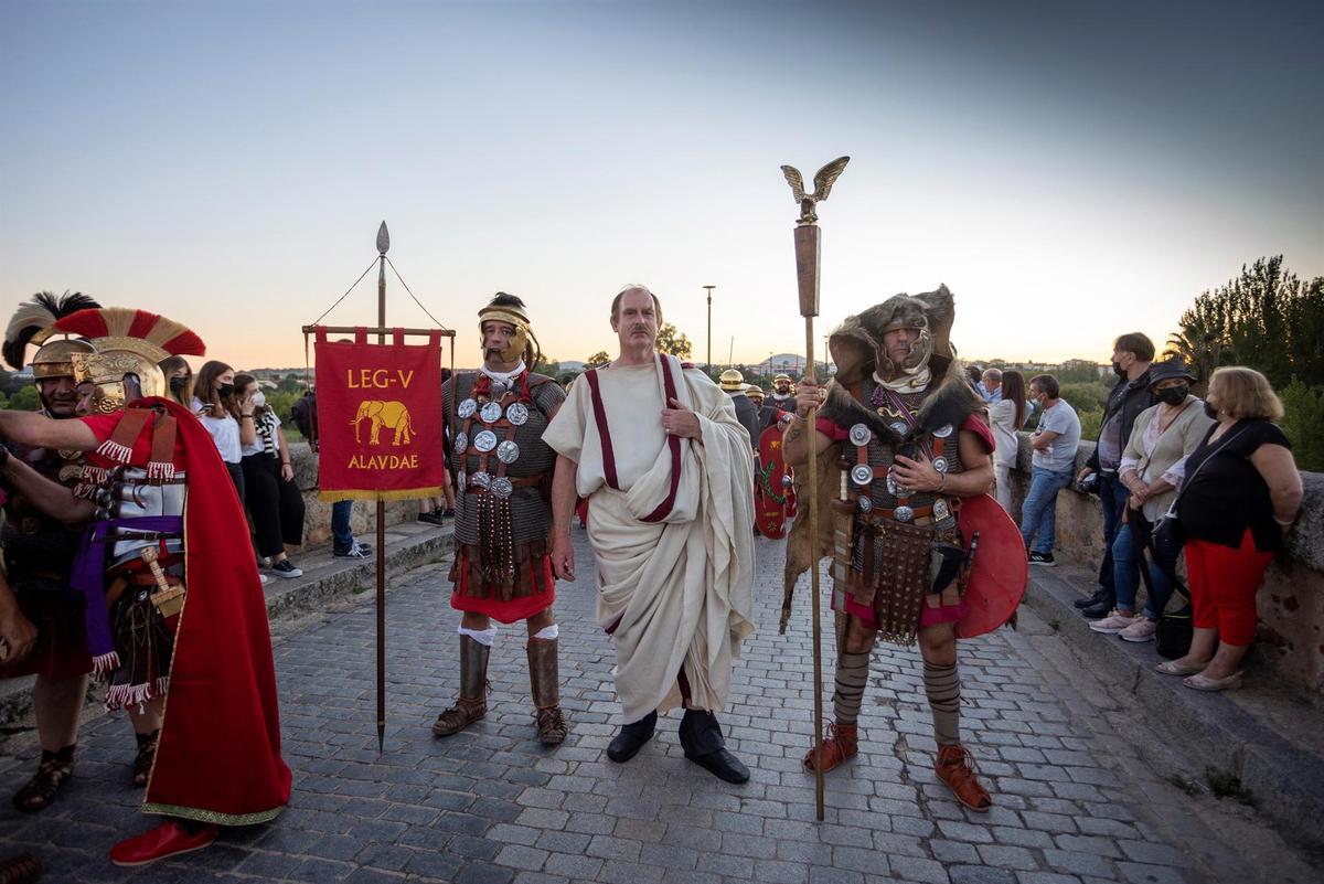 Hombres vestidos de romanos desfilan durante el Emérita Lúdica de este año