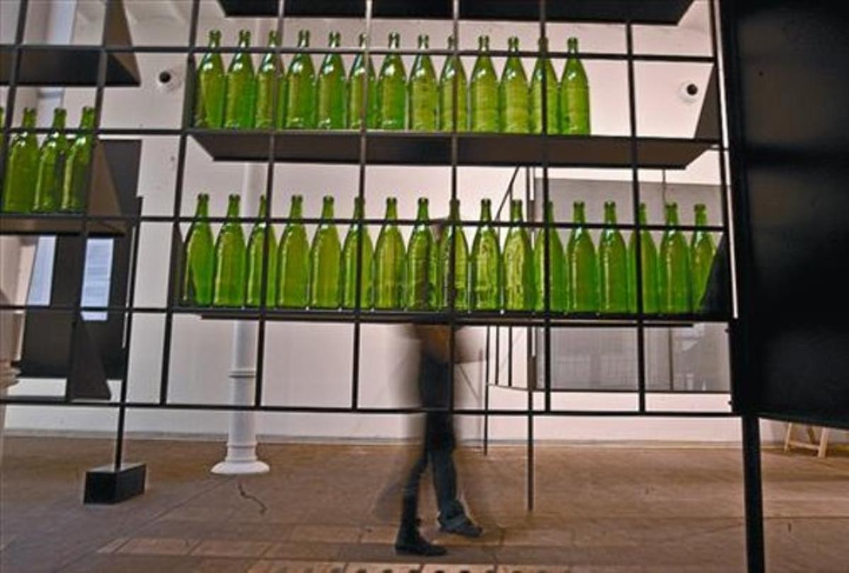 Una de les instal·lacions de la mostra presentada sobre l’estructura metàl·lica que dóna continuïtat a l’exposició. Una de les instal·lacions de la mostra presentada sobre l’estructura metàl·lica que dóna continuïtat a l’exposició.