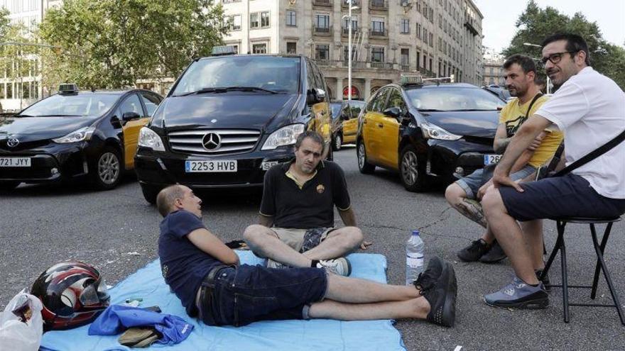 Los taxistas siguen la huelga y exigen un gesto a Fomento