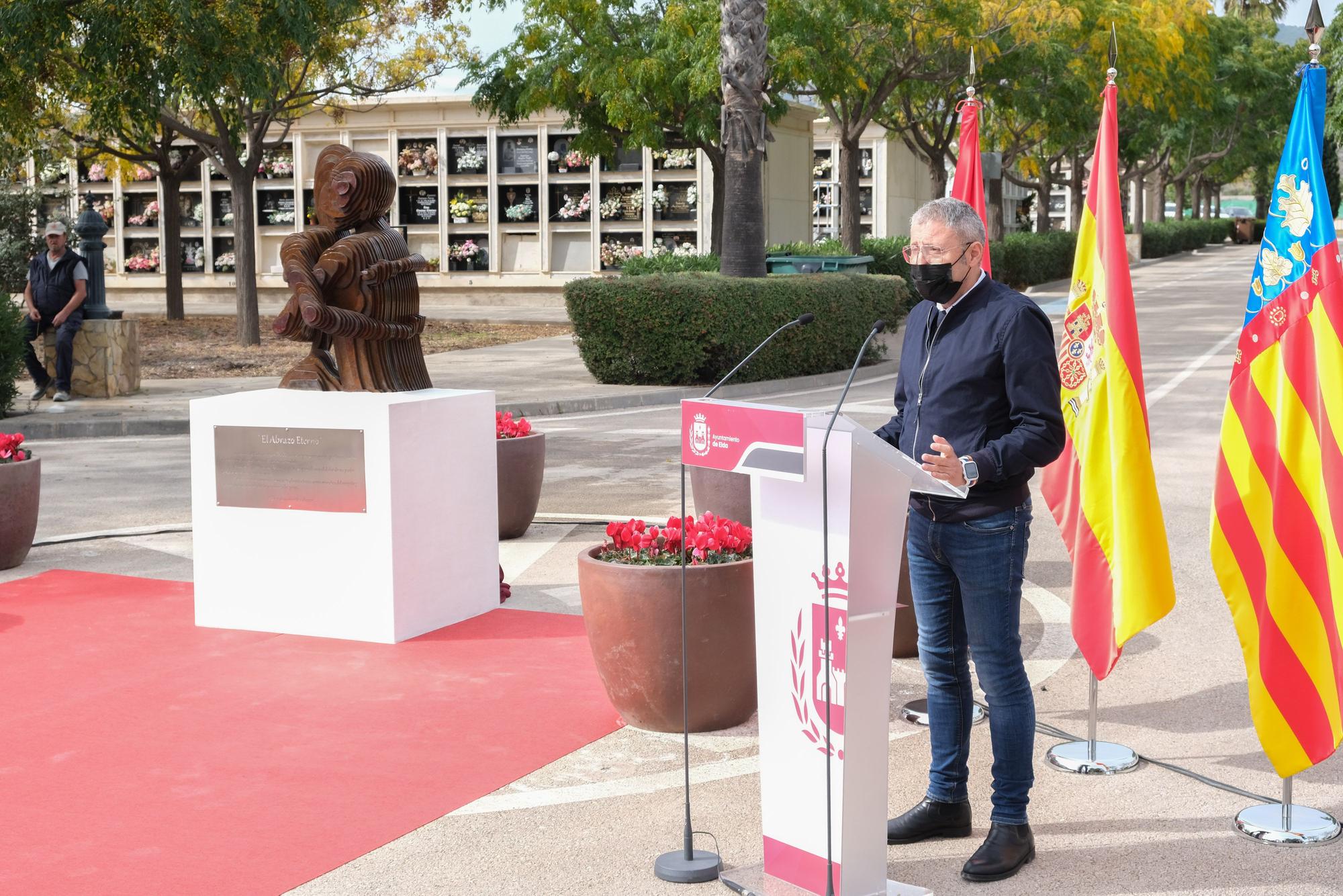 Así ha sido el homenaje a los 111 fallecidos por covid en Elda