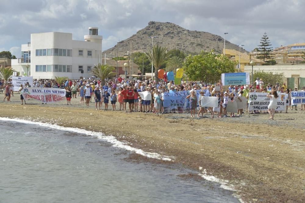 Protesta ante un Mar Menor que amanece cubierto de espuma