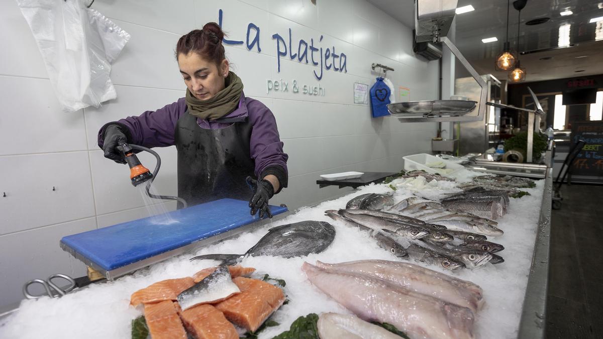 Mireia, pescadera del local La Platjeta de Cervelló.