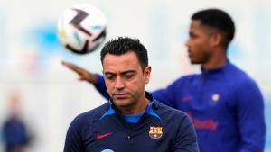 Xavi y Ansu Fati, al fondo, en el último entrenamiento del Barça en Sant Joan Despí.