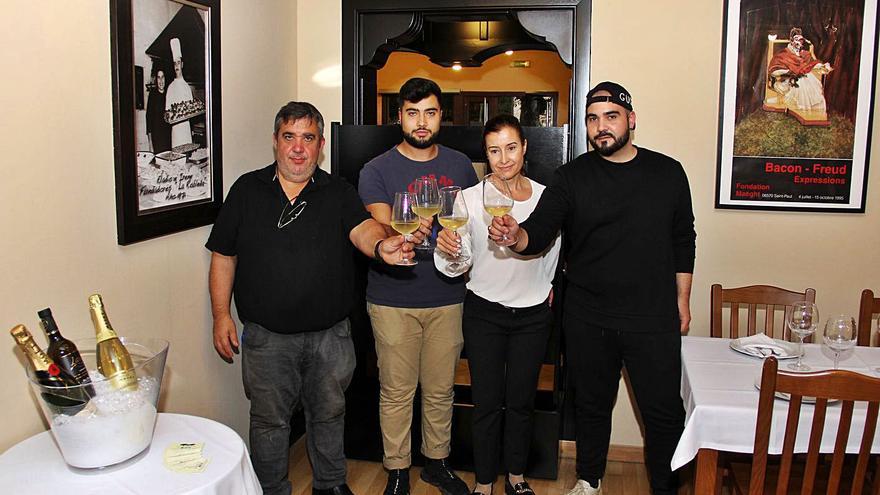 Toño González e Isabel Rodríguez, con sus dos hijos en el comedor. | // BERNABÉ/ANA AGRA