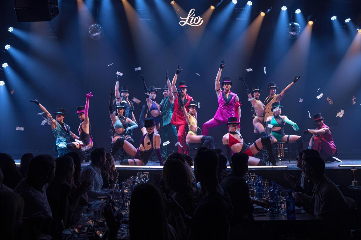 Los bailarines de Lío Mallorca tras una actuación