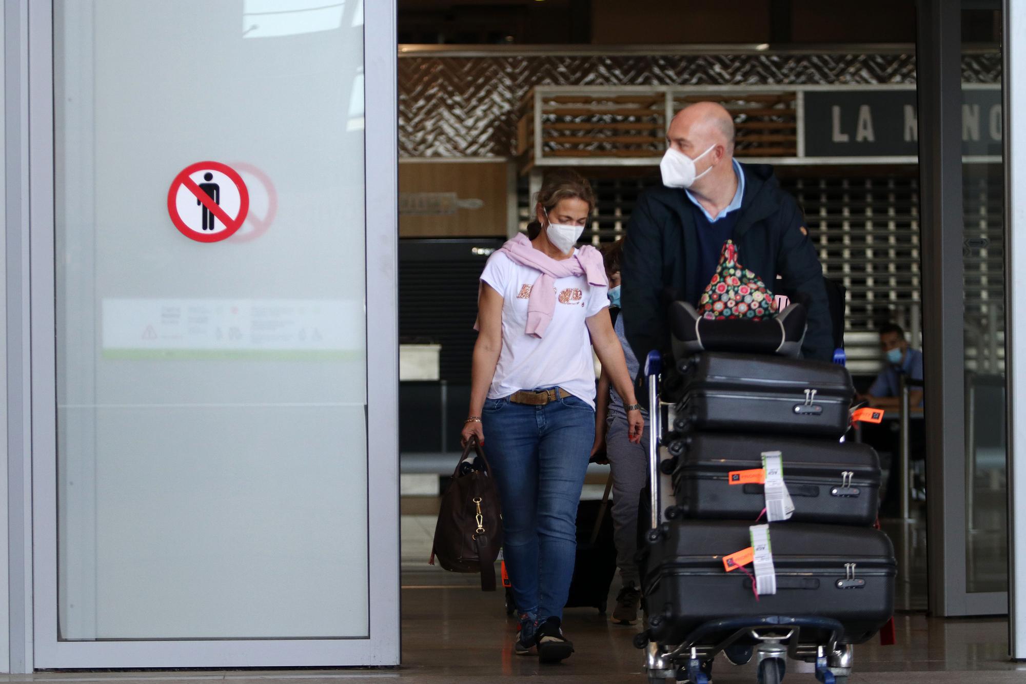 Turistas llegan al aeropuerto de Málaga el lunes 24 de mayo, tras relajarse las restricciones