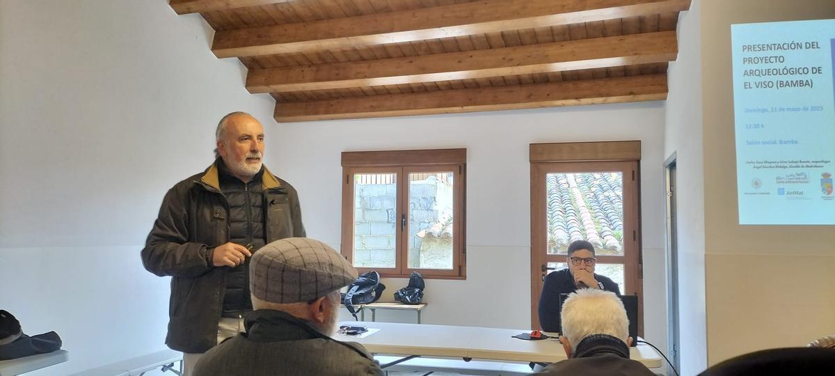 Carlos Sanz en la reuníon informativa celebrada en Bamba