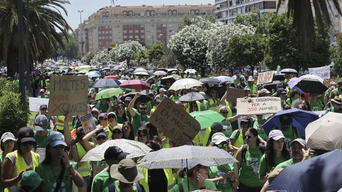 Una marea de profesores en una de las multitudinarias manifestaciones celebradas en València durante la huelga indefinida