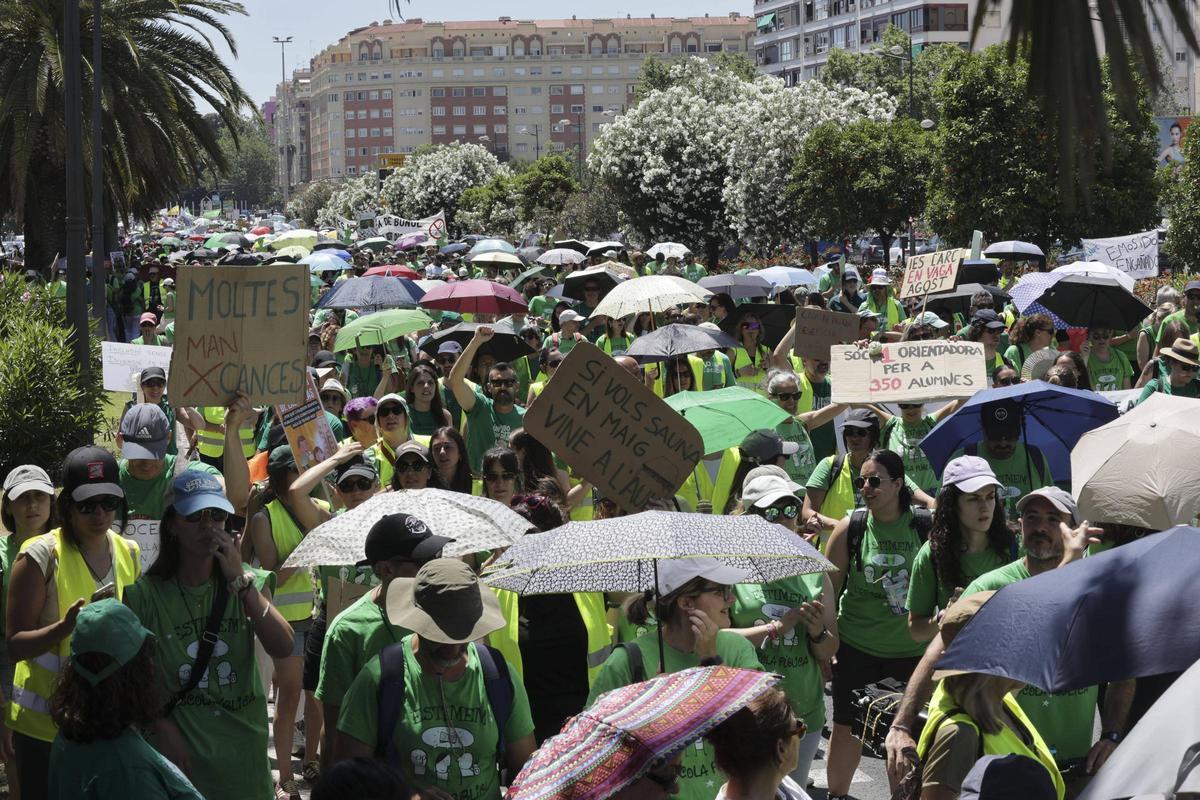 Una marea de profesores en una de las multitudinarias manifestaciones celebradas en València durante la huelga indefinida
