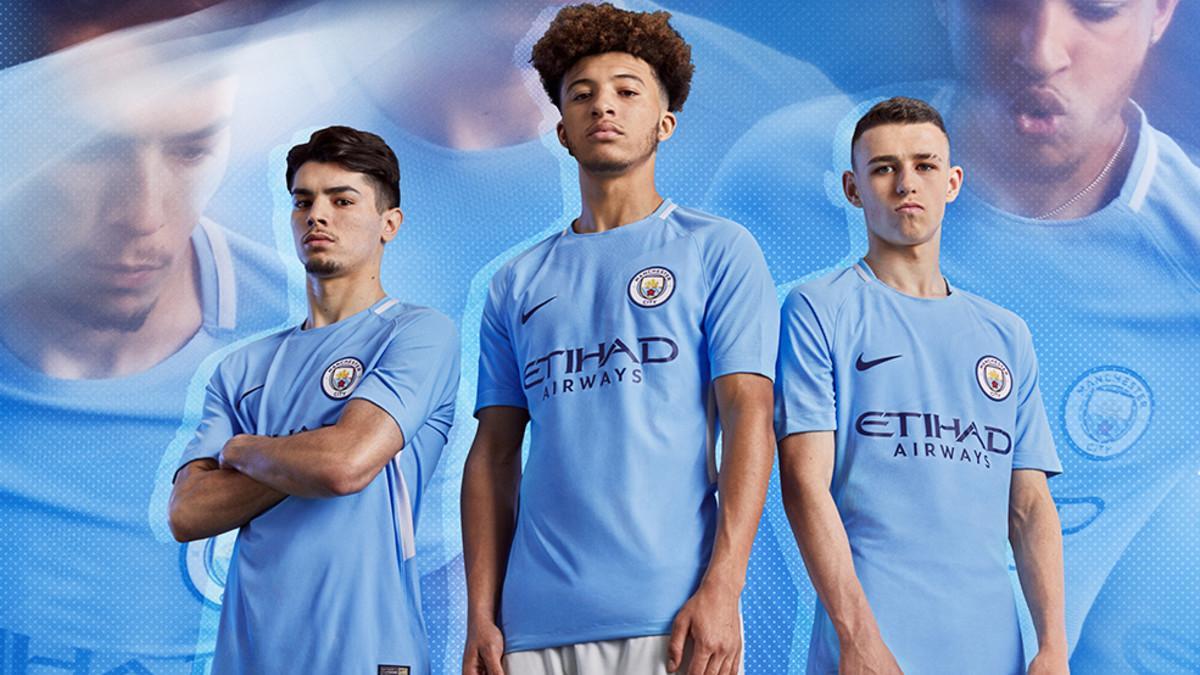 El Manchester City de Guardiola presenta su nueva camiseta