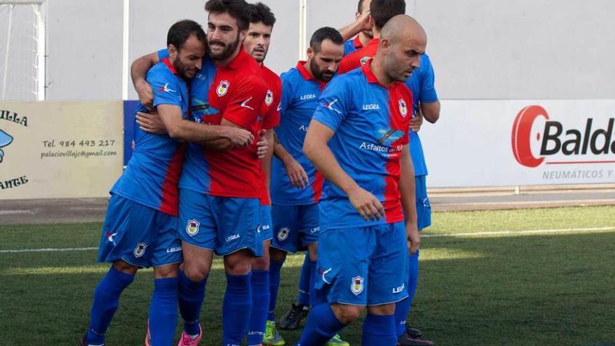 Los jugadores del Langreo, tras marcar al Covadonga.