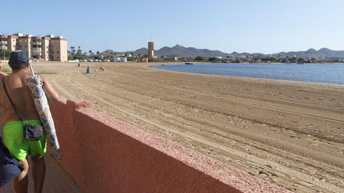 Un bañista pasea frente a la playa de Puerto Bello, en La Manga, el pasado verano.