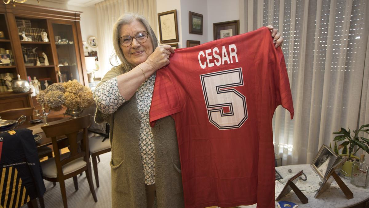 Gloria, con la camiseta de César con la selección española.