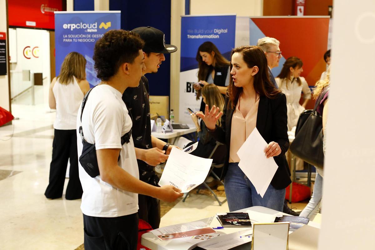 Jóvenes en una feria de empleo en Zaragoza.