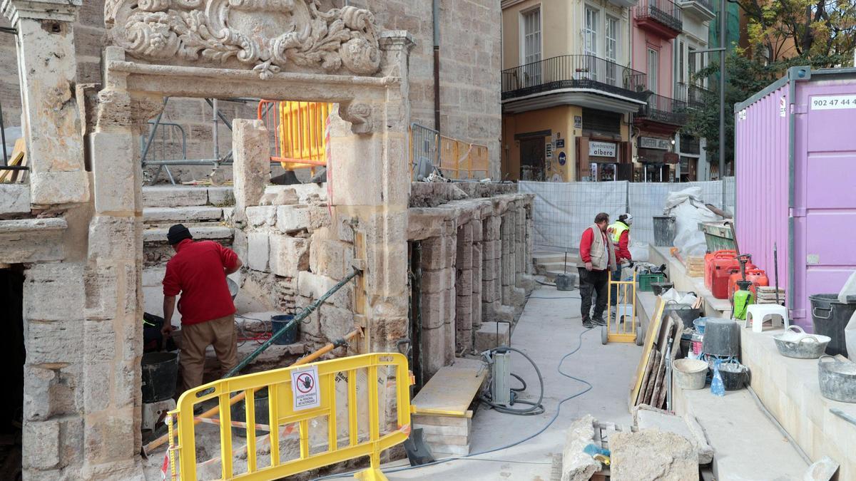 Aspecto actual de la fachada de les covetes, en plena rehabilitación.