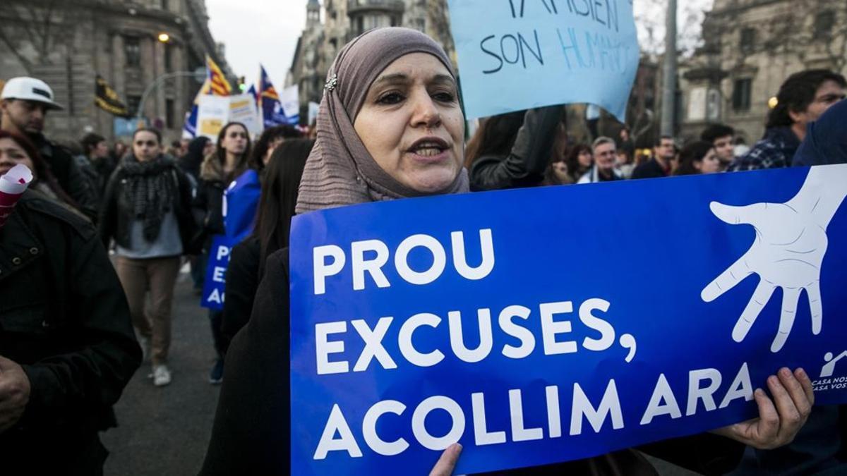 Una manifestante a favor de la acogida de refugiados, el 18 de febrero, en Barcelona.