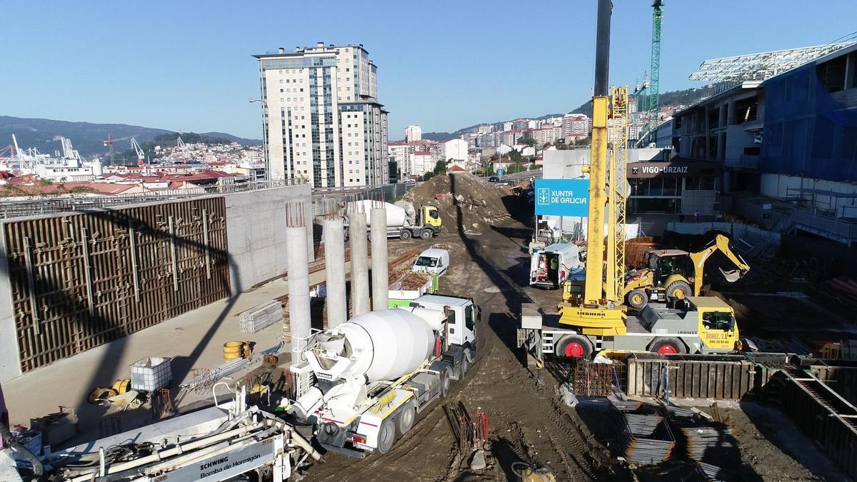 Obras de la estación de buses, con la terminal provisional de Urzáiz al fondo.