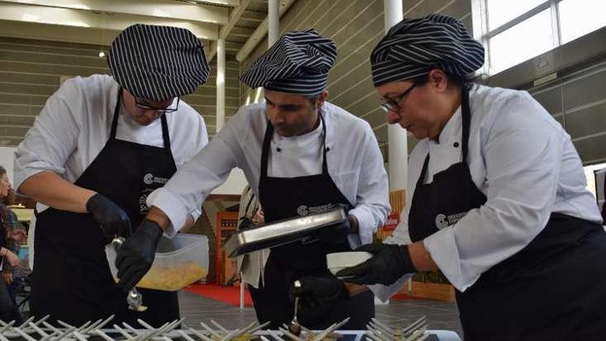 Tres de los alumnos participantes, durante la elaboración. // FdV