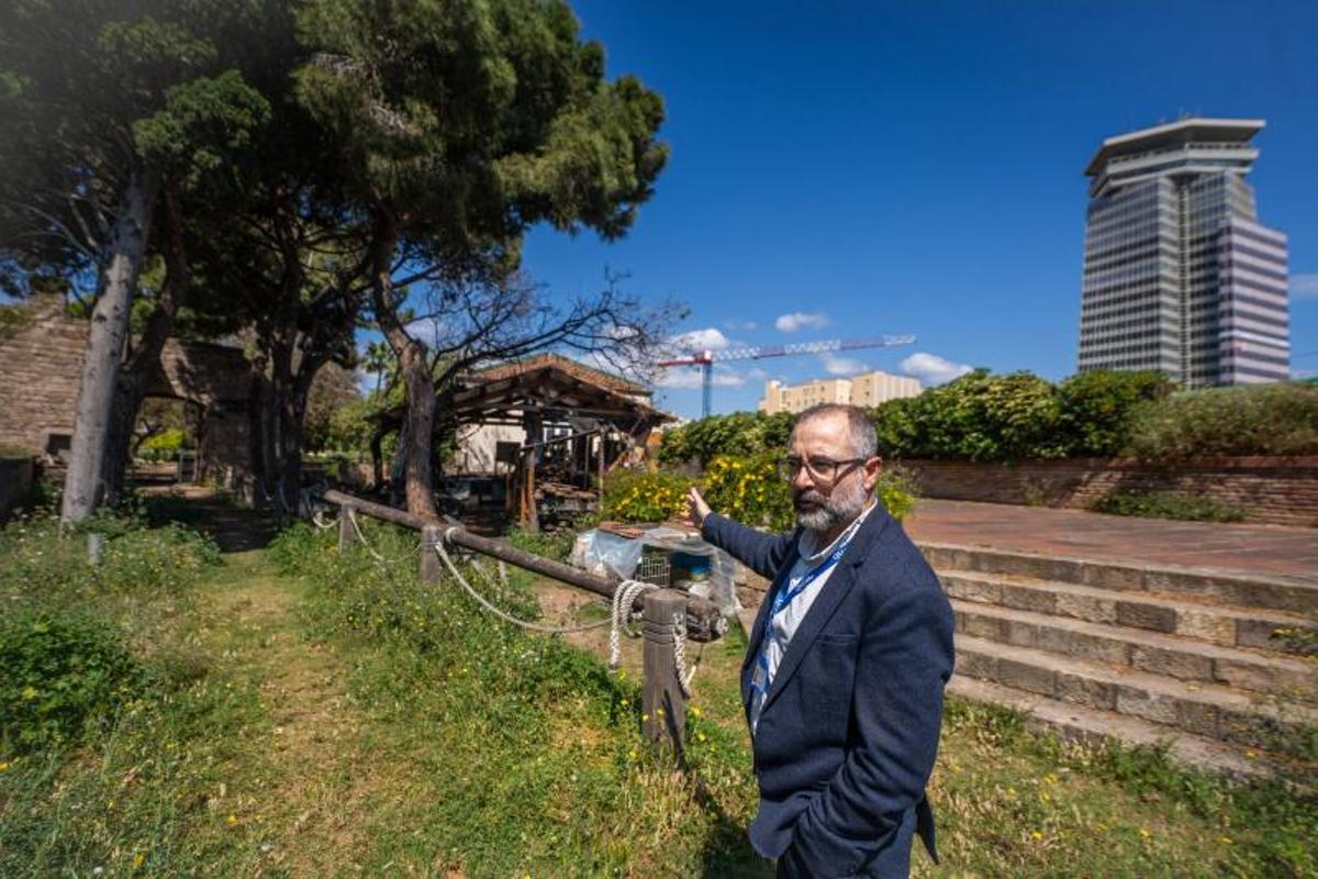El director del Museu Marítim, junto a la muralla del siglo XIV que da al Paral·lel, señalando el taller del 'mestre d'aixa'