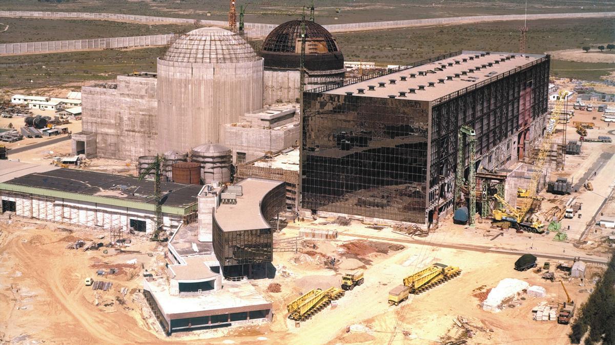 Panorámica de la Central Nuclear de Almaraz en plena construcción, con el edificio del segundo de sus reactores al fondo de la imagen.