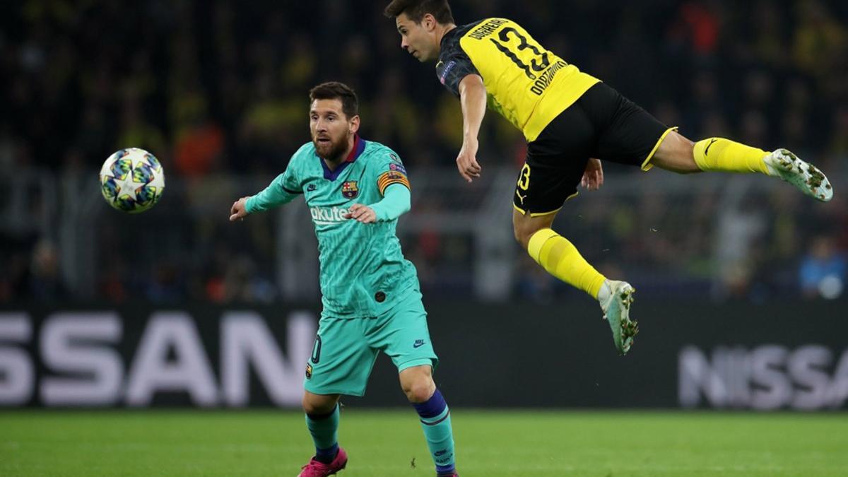 Raphael Guerreiro en acción contra Leo Messi durante el partido del grupo F de la Champions League entre el Borussia Dortmund y el FC Barcelona en Dortmund,