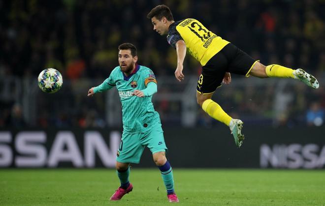 Raphael Guerreiro en acción contra Leo Messi durante el partido del grupo F de la Champions League entre el Borussia Dortmund y el FC Barcelona en Dortmund,