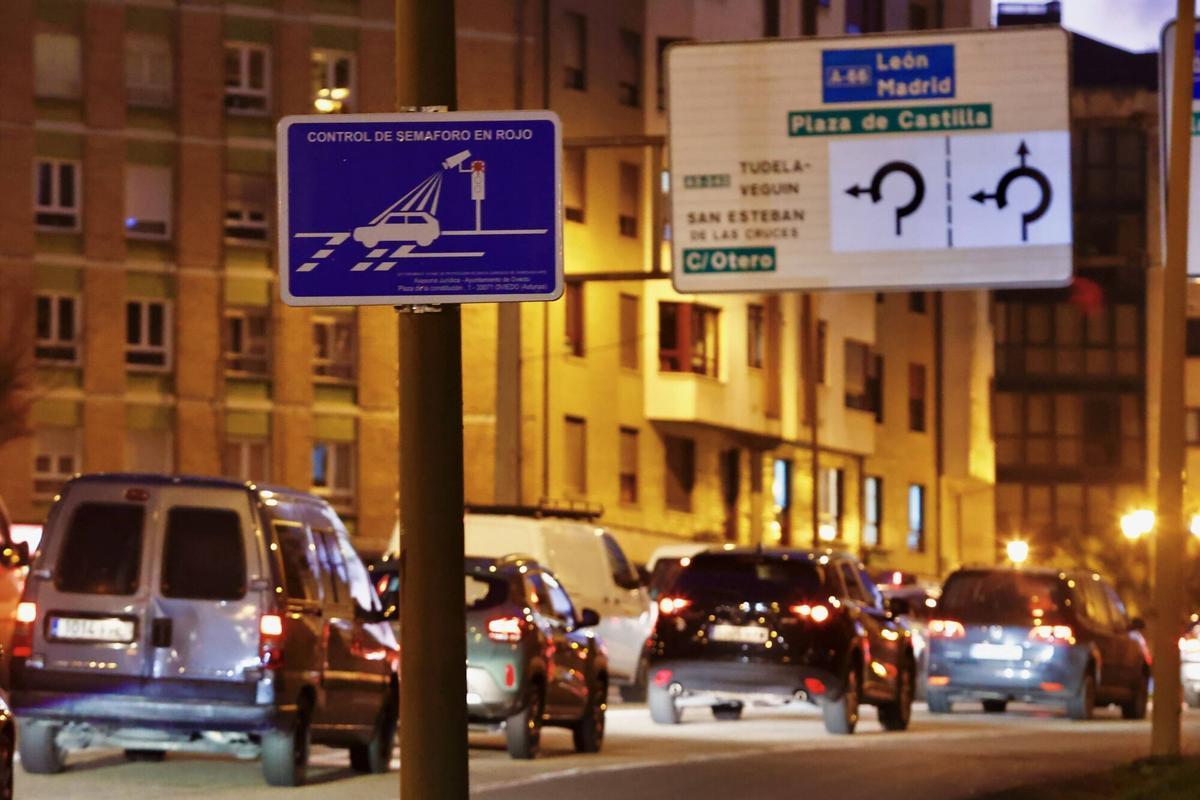 Señal de advertencia de fotorrojo de la glorieta de San Lázaro. IMAGEN DE ARCHIVO