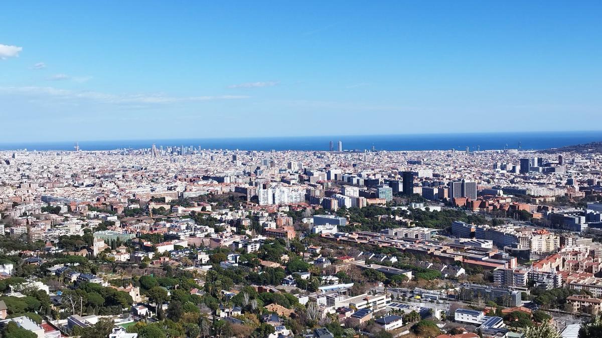 Barcelona sol y nubes altas