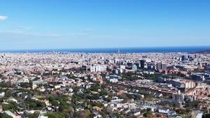 Barcelona sol y nubes altas