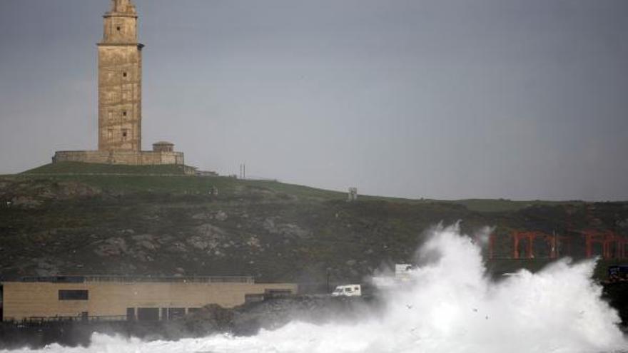 Fuerte oleaje ante la Torre de Hércules.