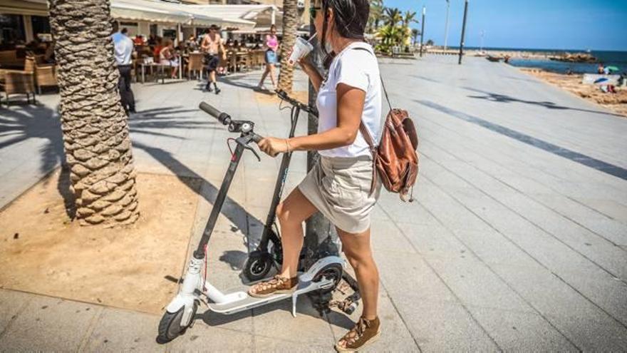 Los patinetes eléctricos y todo tipo de vehículos de movilidad están ocupando aceras y calzadas de Torrevieja sin que estén regulados.