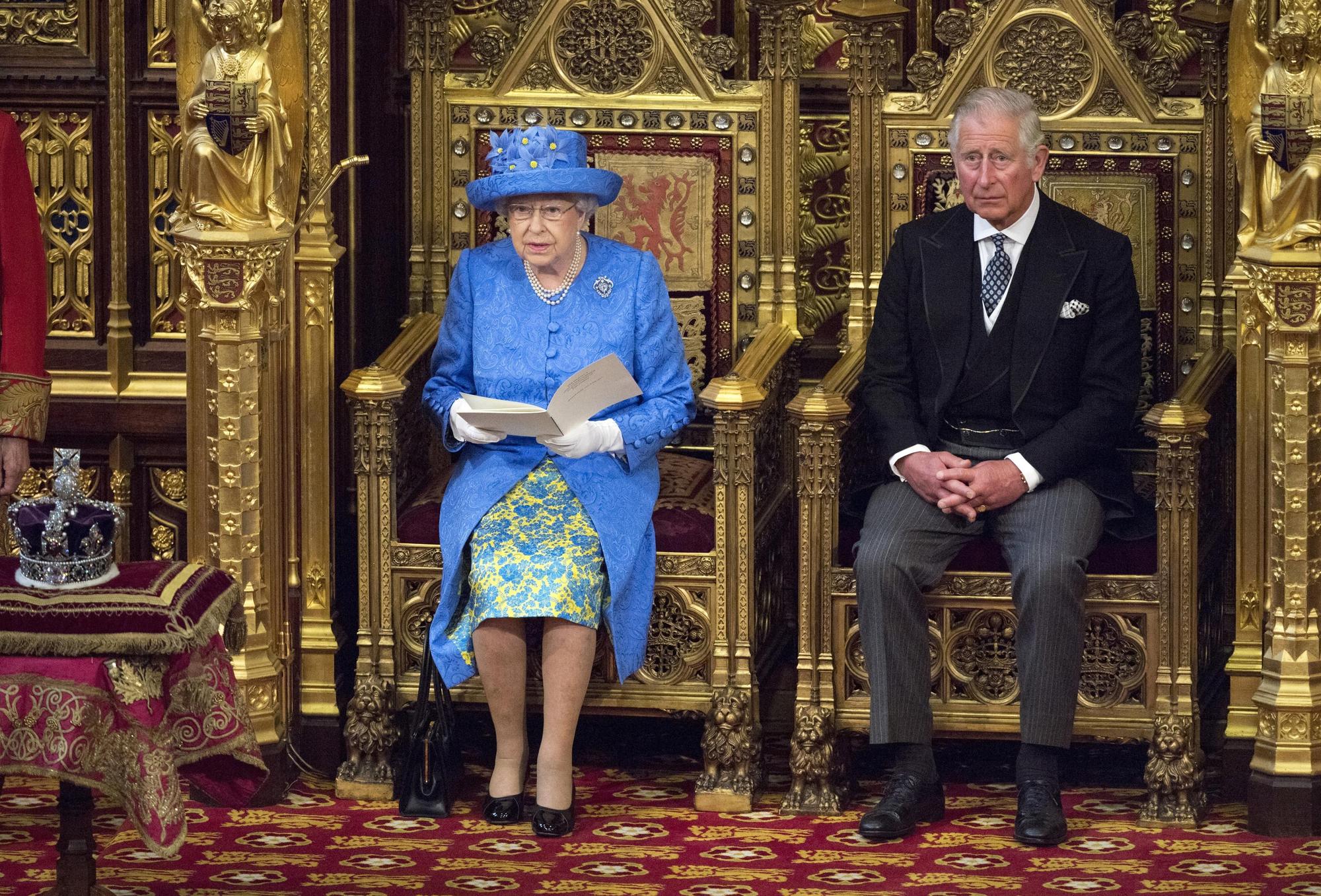 La reina Isabel II y el príncipe Carlos de Inglaterra.